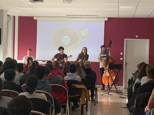 Les élèves de 3EME ont peu assister au concert du groupe Toulousain DAMANTRA